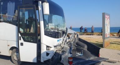 İzmir'de midibüs ile pikap çarpıştı: 1 ölü, 6 yaralı