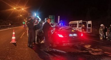 İzmir’de otomobil tıra ok gibi saplandı: 1 ölü
