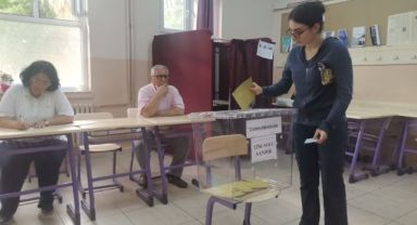 İzmir’de oy kullanma işlemleri başladı