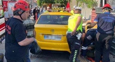 Kaldırımda yürürken taksinin altında kaldı