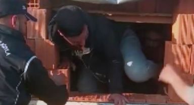 Kamyon kasasında tuğla kamuflajlı göçmen kaçakçılığı