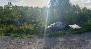 Kamyoneti sollamak isterken yol kenarındaki toprak yığınına çarptı: 6 yaralı