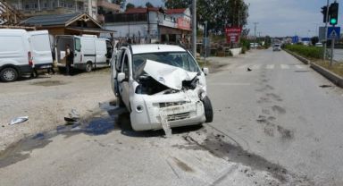Kapalı kasa kamyonet ticari araçla kafa kafaya çarpıştı: 4 yaralı