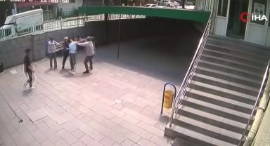 Kartını vermeye gelen komşusunu bıçakla yaraladı