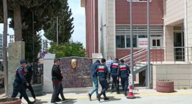 Kendilerini istihbaratçı olarak tanıtıp 150 bin TL'lik ziynet eşyası çaldılar