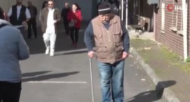 Koltuk değnekleri ile oy kullanmaya geldiler