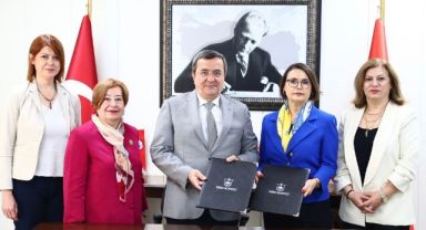 Konak’ta imzalar güçlü kadınlar için atıldı