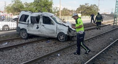 Kontrolden çıkan araç tramvay yoluna girdi: 3 yaralı
