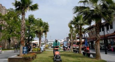 Kuşadası’nın turistik çarşıları göz kamaştırıyor