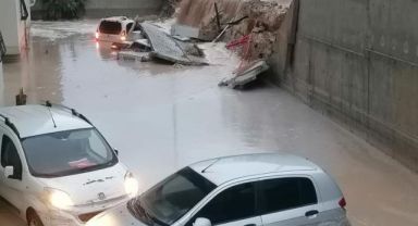 Mersin'de yağmur etkili oldu, onlarca araç sular içinde kaldı