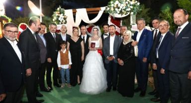 MHP İzmir protokolünü buluşturan düğün