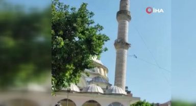 Minare yıkımı caddeyi savaş alanına çevirdi: 1 araç ve 3 iş yeri hasar gördü