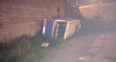 Minibüs şarampole yuvarlandı: 2 yaralı