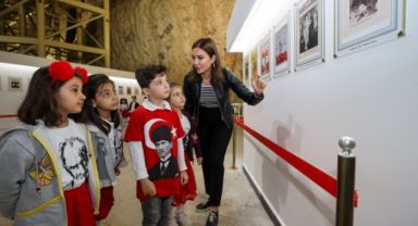 Minik ziyaretçiler Atatürk fotoğrafları sergisine hayran kaldı