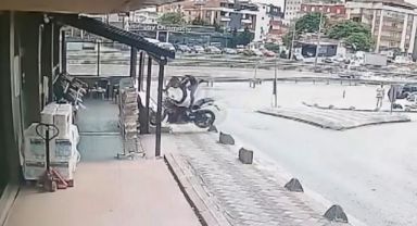 Motosiklet alışveriş merkezine daldı