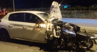 Motosiklet otomobile ok gibi saplandı: 1 ölü