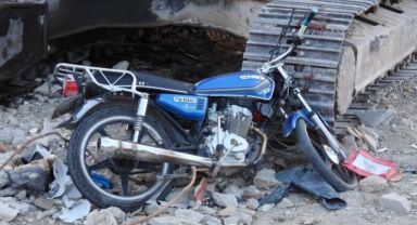 Motosiklet park halindeki kepçeye çarptı: 2 yaralı