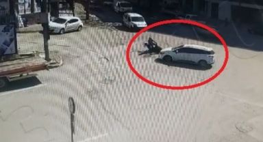 Motosikletiyle otomobile böyle çarptı: Son anda kurtuldu
