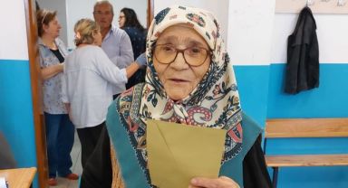 Narlıdere’nin asırlık çınarları da vatandaşlık görevlerini ihmal etmiyor