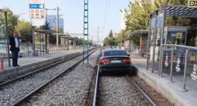 Normal yol diye tramvay yoluna giren sürücü alkollü çıktı