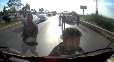 Önünü kesip araçtan indiler, eşi ve çocuğunun yanında tehdit ve küfürler yağdırdılar