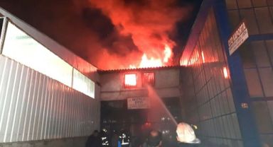 Oto tamirhanesinde yangın