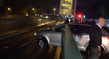Otomobil 5 metre yükseklikte asılı kaldı!