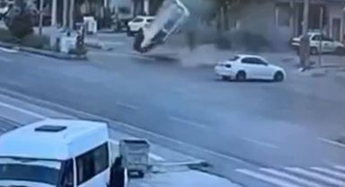 Otomobil ile hafif ticari araç çarpıştı: 1'i ağır 3 yaralı