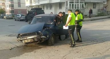 Otomobil, minibüsle çarpıştı: 2 yaralı