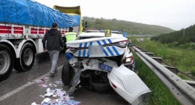 Otomobil park halindeki polis aracına çarptı: 2 yaralı