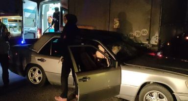 Otomobil park halindeki tırın altına girdi