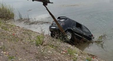 Park halindeki otomobil gölete uçtu: 3 ölü