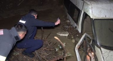 Sel suları minibüsü dereye yuvarladı: Suya kapılan 6 işçi ölümden döndü