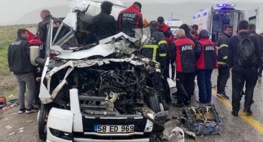 Servis aracı ile tır çarpıştı: 4 ölü, 1'i ağır 3 yaralı