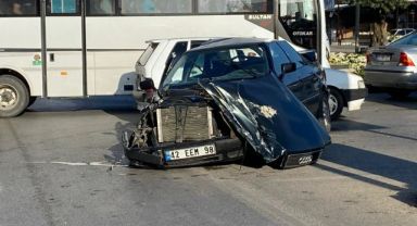Servis aracı otomobille çarpıştı: 12 yaralı