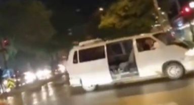 Seyir halinde kapısı açık minibüsten böyle düştü