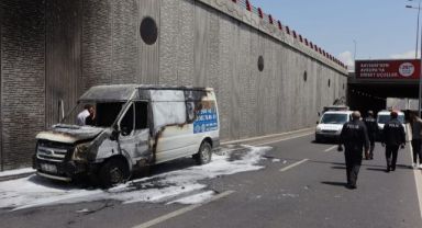 Seyir halindeki kamyonet cayır cayır yandı