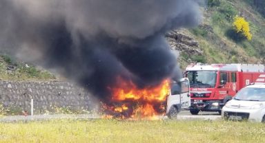 Seyir halindeki otomobil alev alev yandı