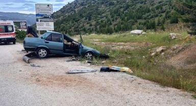 Takla atan otomobil metal yığınına döndü: 2 yaralı