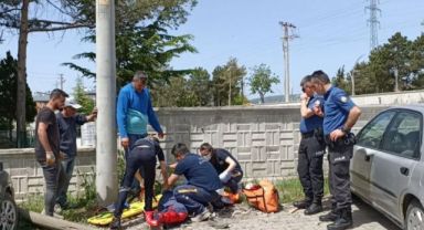 Tamirat için çıktığı direkle beraber yere düştü