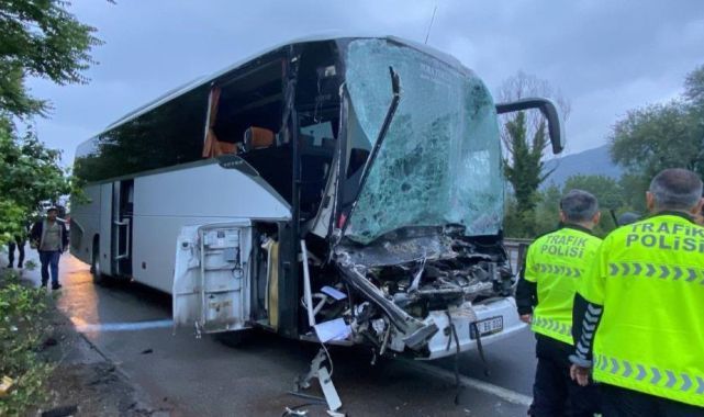 TEM'de yolcu dolu otobüs tıra çarptı: 1'i ağır 22 yaralı