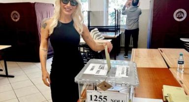 Ünlü isimler sandık başında fotoğraflarını paylaştı