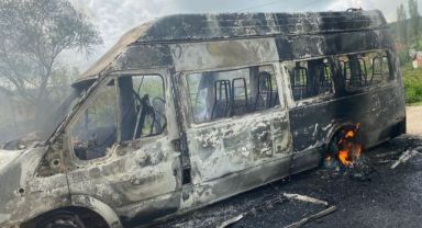 Yanan minibüsteki çocuklar büyük tehlike atlattı