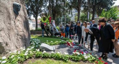 Zübeyde Hanım İzmir’de kabri başında anıldı