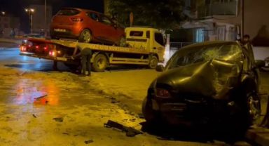 2 Otomobil kafa kafaya çarpıştı: 4 yaralı