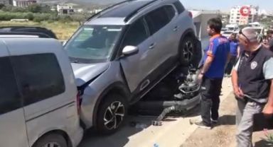 7 araç birbirine girdi, cip otomobilin üzerine kaldı