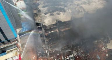 Başakşehir'de çıkan yangın 24. saatinde devam ediyor