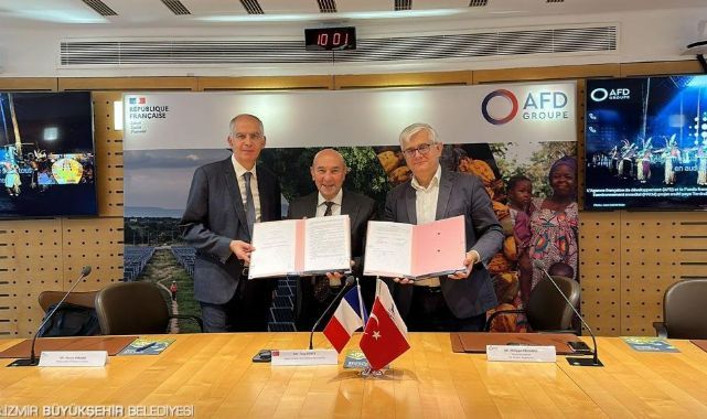 Başkan Soyer’den Paris’te tarihi imza