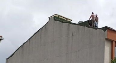 Binadan atlamaya çalışan adamı döverek indirdi
