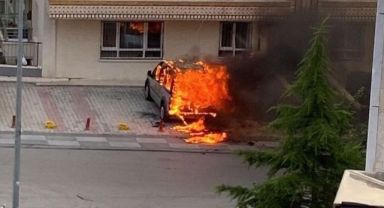 Bir anda yanmaya başlayan araç alev topuna döndü